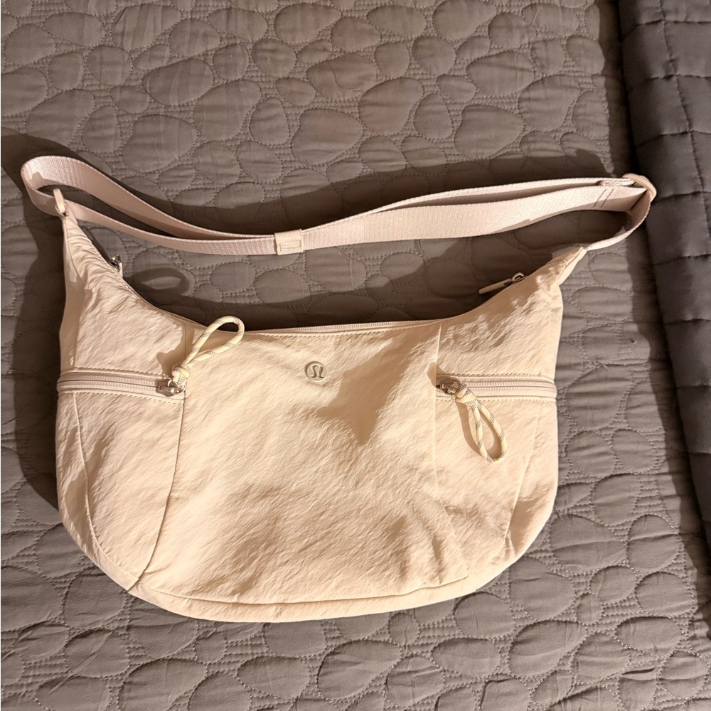 Lululemon Slouchy Sling Bag 6L. Excellent used condition. - Picture 2 of 10